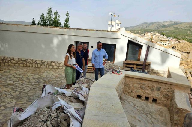 El Ayuntamiento de Caravaca continúa impulsando el embellecimiento del casco histórico con la pavimentación de una calle en el barrio medieval - 2, Foto 2