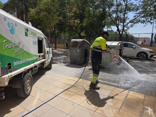 El dispositivo de limpieza municipal supera las más de 3.600 horas de trabajo en una semana y actúa en más de 200 puntos afectados por los orines de mascotas El dispositivo de limpieza municipal supera las más de 3.600 horas de trabajo en una semana y actúa en más de 200 puntos afectados por los orines de mascotas