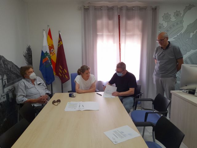 Firma en el Ayuntamiento, ante el alcalde (de pie) de Villanueva del Río Segura, Jesús Mariano Viciana Ortiz. Foto: Emilio del Carmelo Tomás Loba., Foto 2