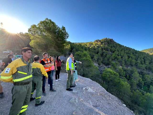 Un dispositivo de más de 100 efectivos consigue estabilizar el incendio forestal en El Valle Perdido - 2, Foto 2