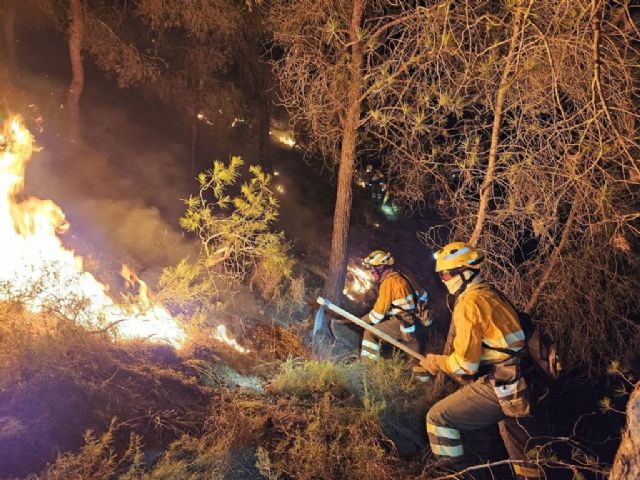 El operativo del Plan Infomur estabiliza el incendio forestal en pleno corazón del Parque Regional del Valle y Carrascoy - 1, Foto 1