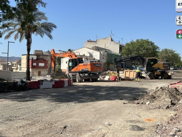 Hasta septiembre permanece cortado al tráfico el tramo de la avenida Juan Carlos I, entre la Glorieta Adolfo Suárez y la calle Tabarca