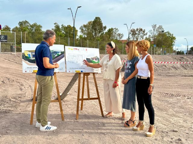 El alcalde de Lorca supervisa el comienzo de las obras de la nueva escuela infantil del barrio de San Antonio - 1, Foto 1