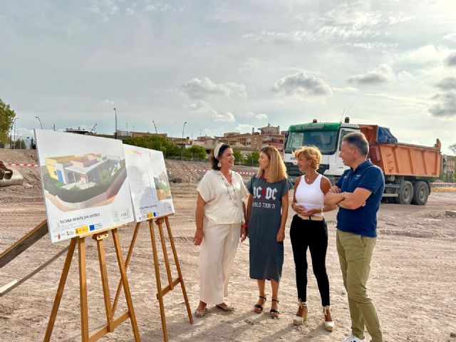 El alcalde de Lorca supervisa el comienzo de las obras de la nueva escuela infantil del barrio de San Antonio - 2, Foto 2