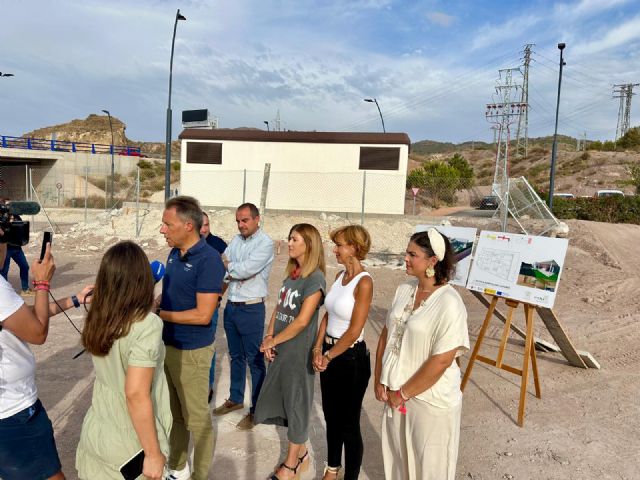 El alcalde de Lorca supervisa el comienzo de las obras de la nueva escuela infantil del barrio de San Antonio - 3, Foto 3