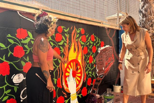 Un mural destaca la valentía de las mujeres gitanas en Cartagena - 1, Foto 1