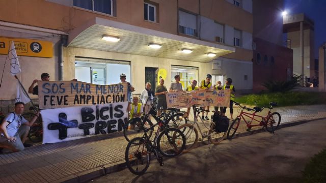 Protesta por la prohibición de Renfe para poder subir las bicicletas al tren - 1, Foto 1