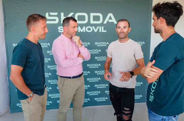 Alejandro Valverde arropa a los ciclistas murcianos de Skomovil antes de la Škoda Titan Desert Almería 2023 - 1, Foto 1