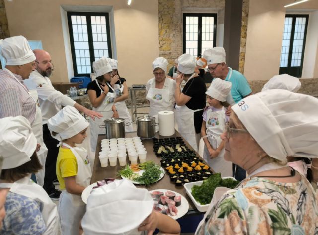 Una veintena de abuelos cocinan con sus nietos recetas tradicionales en la ‘Semana del Mayor’ - 2, Foto 2