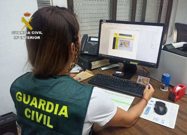 La Guardia Civil detiene a un experimentado delincuente por presentarse al examen teórico del permiso de conducir suplantando a un aspirante - 1, Foto 1