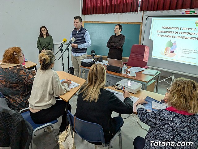 15 personas participan en el Curso de Formación y Apoyo a Cuidadores de Personas en situación de Dependencia, Foto 1