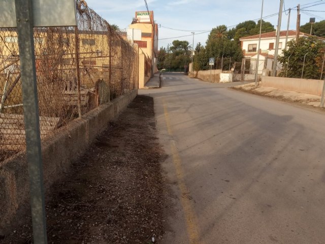 El personal del programa de los Consejos Comarcales realiza trabajos de mantenimiento de viales y espacios públicos durante estos últimos meses en el municipio, Foto 2