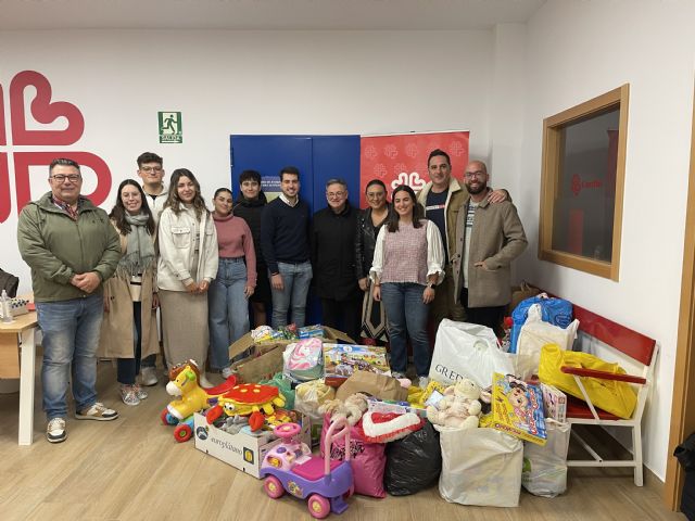 NNGG Águilas entrega a Cáritas los juguetes y la ropa recogidos en su campaña solidaria 2023 - 1, Foto 1