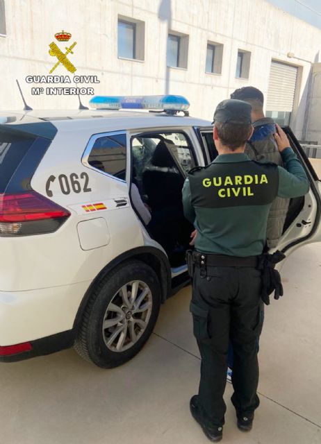 La Guardia Civil sorprende a tres individuos cuando intentaban robar en una vivienda de Mula - 2, Foto 2