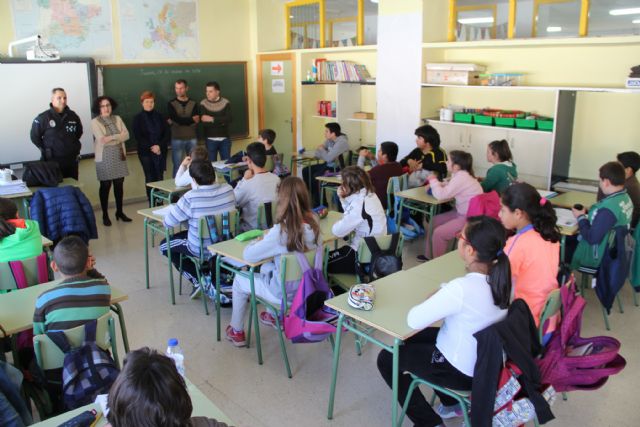 El Ayuntamiento pone en marcha una campaña de sensibilización contra el absentismo escolar en los centros educativos de Puerto Lumbreras - 1, Foto 1