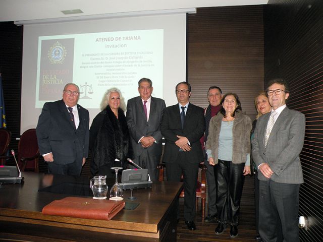 Sociedad. Sevilla . El título de la charla, El Estado de la Justicia en España, sirvió como marco para abordar cuestiones fundamentales que afectan al sistema judicial español, en el ateneo de Triana - 2, Foto 2