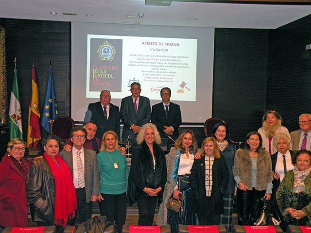 Sociedad. Sevilla . El título de la charla, El Estado de la Justicia en España, sirvió como marco para abordar cuestiones fundamentales que afectan al sistema judicial español, en el ateneo de Triana - 4, Foto 4