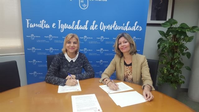 La Comunidad y el Ayuntamiento de Blanca firman un convenio de ayuda a domicilio de personas mayores dependientes - 1, Foto 1