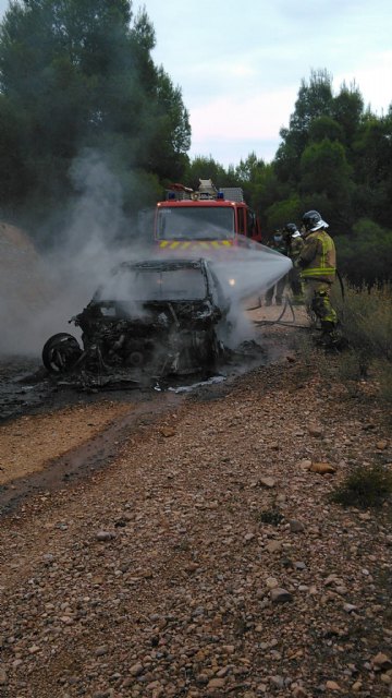 Incendio de un turismo en la carretera de Fortuna entre el Coto de Cuadros y el cine Flipper - 2, Foto 2