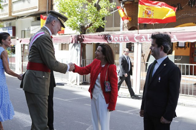 Los Reyes son recibidos por la ministra de Defensa, Margarita Robles., Foto 1