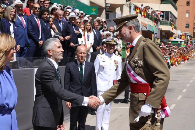 Felipe VI saluda al ministro del Interior, Fernando Grande-Marlaska., Foto 2