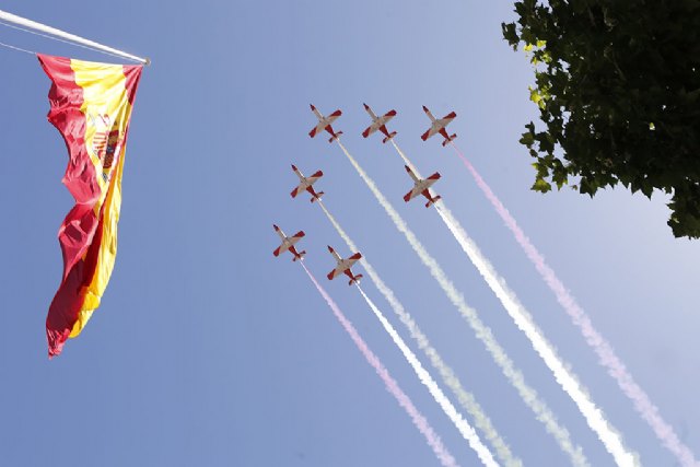 Desfile aéreo dentro de los actos de conmemoración del Día de las Fuerzas Armadas., Foto 3