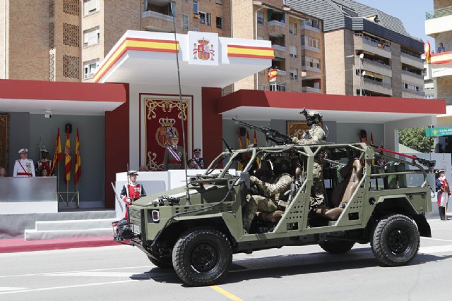 Desfile terrestre dentro de los actos conmemorativos del Día de las Fuerzas Armadas., Foto 4