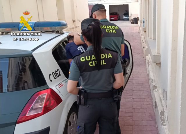 La Guardia Civil detiene en Mula a un experimentado delincuente que cometía atracos en la vía pública - 1, Foto 1