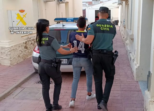 La Guardia Civil detiene en Mula a un experimentado delincuente que cometía atracos en la vía pública - 2, Foto 2