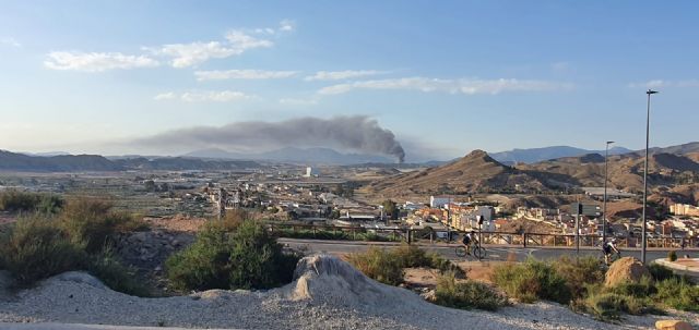 Diego José Mateos muestra su preocupación por el imponente incendio en la planta de gestión de residuos en Barranco Hondo - 1, Foto 1