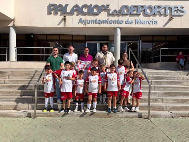 El Ayuntamiento de Murcia recibe al equipo inclusivo de ElPozo Murcia Costa Cálida tras ganar la I edición de la liga extraescolar federada USL inclusiva El Ayuntamiento de Murcia recibe al equipo inclusivo de ElPozo Murcia Costa Cálida tras ganar la I edición de la liga extraescolar federada USL inclusiva