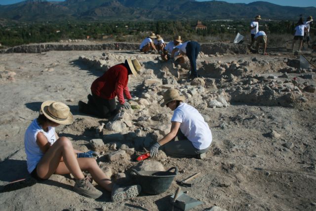 About twenty volunteers participate in the V Archaeological Work Camp in the "Las Cabezuelas" field, organized by the "Kalathos" Association, Foto 6