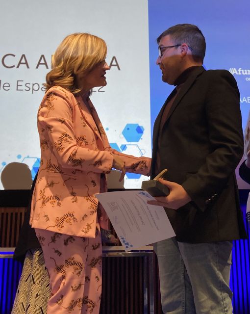 Foto de la entrega del premio como mejor docente de España de manos de la ministra de educación en la ceremonia de premios 2022, Foto 1