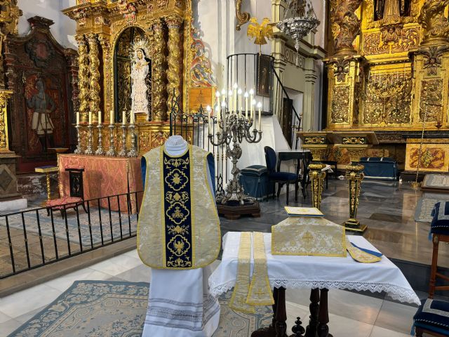 El taller de bordados de la Hermandad de Labradores, Paso Azul, realiza la casulla del sacerdote D. José Miguel Jiménez Atiénzar - 1, Foto 1