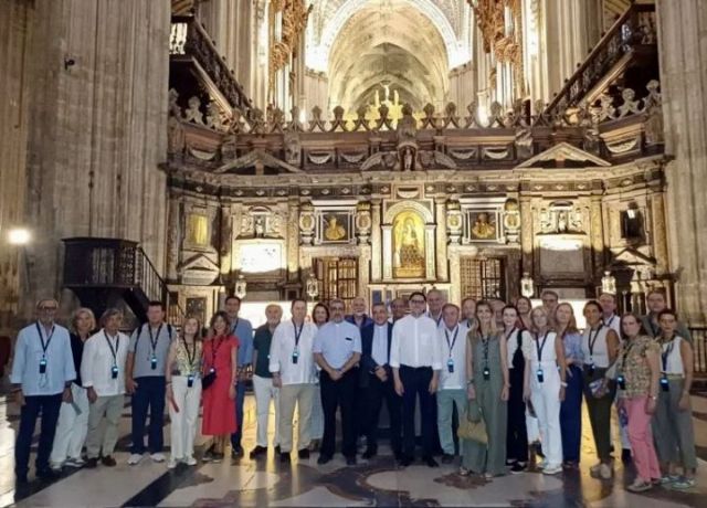 Patrimonio Cultural. Sevilla . El Cuerpo Consular de Sevilla, fueron recibidos por el delegado de patrimonio del Cabildo de la Catedral hispalense, D. Francisco Román Castro - 1, Foto 1