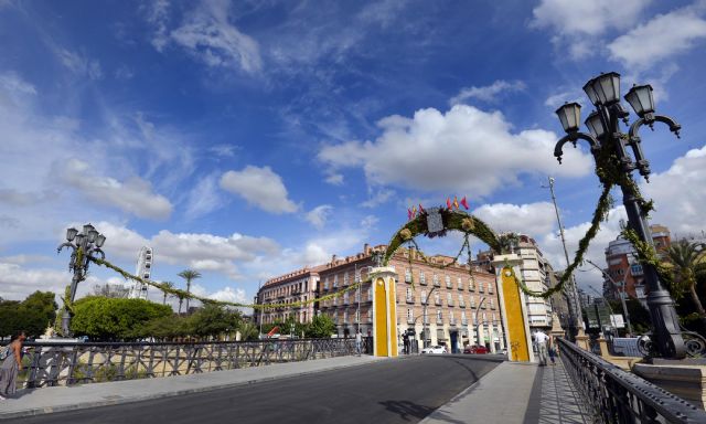 El Puente de los Peligros se engalana con el tradicional Arco Floral para recibir a la Virgen de la Fuensanta - 1, Foto 1