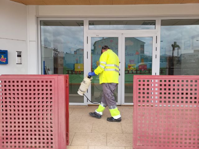 El Ayuntamiento de Puerto Lumbreras refuerza las labores de fumigación en los centros educativos del municipio de cara al inicio escolar - 1, Foto 1