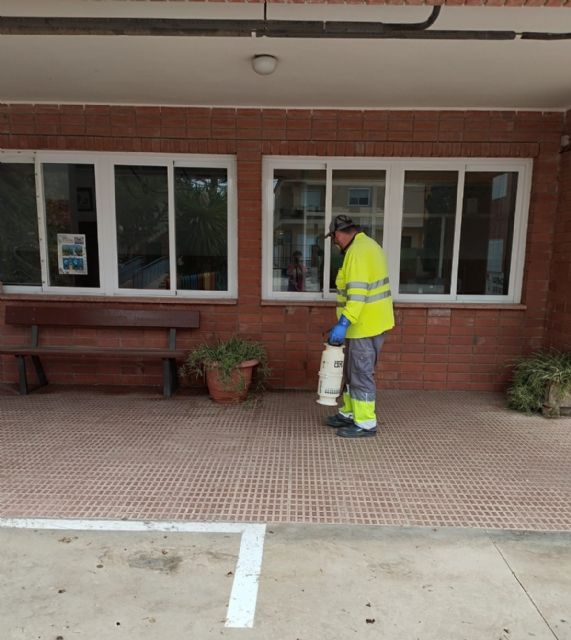 El Ayuntamiento de Puerto Lumbreras refuerza las labores de fumigación en los centros educativos del municipio de cara al inicio escolar - 2, Foto 2