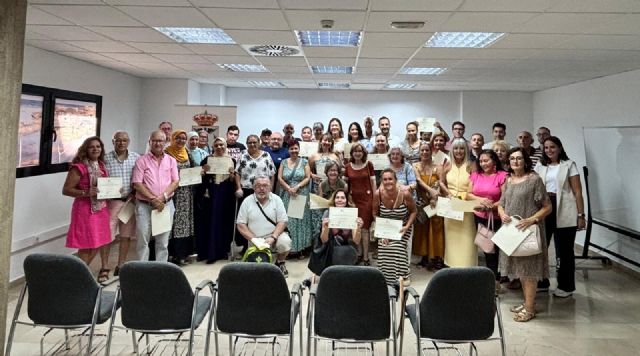 La alcaldesa entrega los diplomas de los cursos de Informática, en los que han participado más de 100 personas - 1, Foto 1