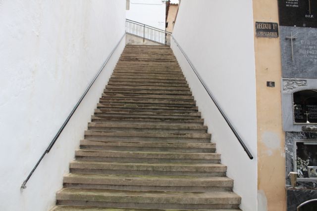 El Cementerio será más accesible a través de una plataforma salvaescaleras - 1, Foto 1