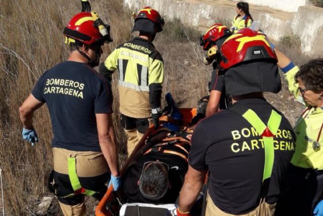 Bomberos de Cartagena rescatan a un senderista en El Carmolí y apagan un fuego en una casa de Reina Victoria - 1, Foto 1