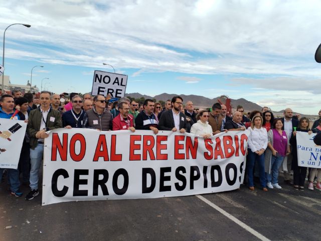 Los representantes de los trabajadores de SABIC acuerdan con la empresa un calendario de reuniones para negociar el ERE por el cierre de la planta Lexan2 del complejo de La Aljorra - 2, Foto 2