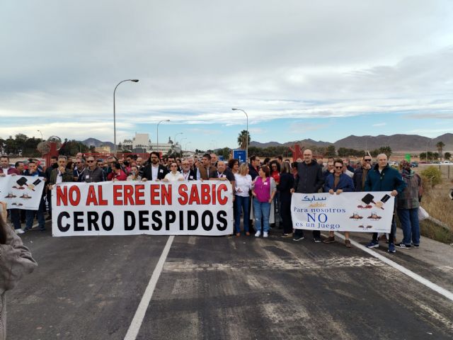 Los representantes de los trabajadores de SABIC acuerdan con la empresa un calendario de reuniones para negociar el ERE por el cierre de la planta Lexan2 del complejo de La Aljorra - 3, Foto 3