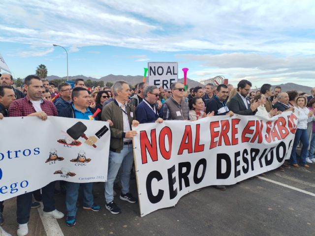 Los representantes de los trabajadores de SABIC acuerdan con la empresa un calendario de reuniones para negociar el ERE por el cierre de la planta Lexan2 del complejo de La Aljorra - 4, Foto 4