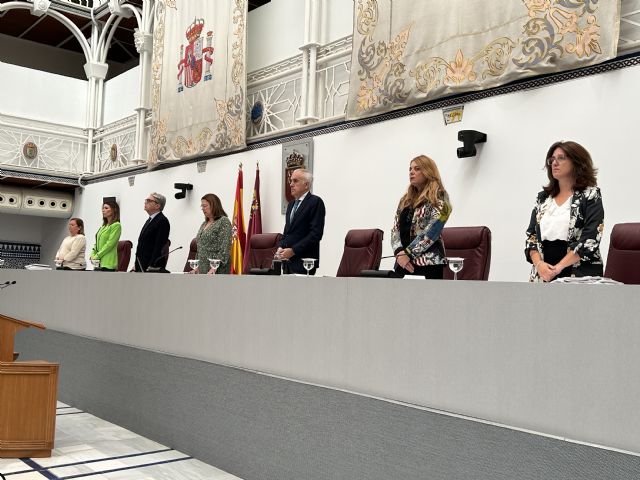 La Asamblea Regional de Murcia guarda un minuto silencio por las víctimas de la DANA - 3, Foto 3