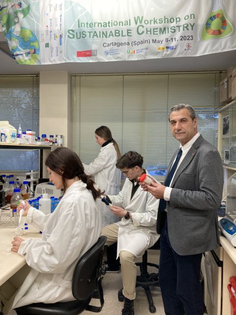 Pedro Lozano, junto a su equipo de investigación de química sostenible protagoniza portadas internacionales por sus avances en química verde - 1, Foto 1