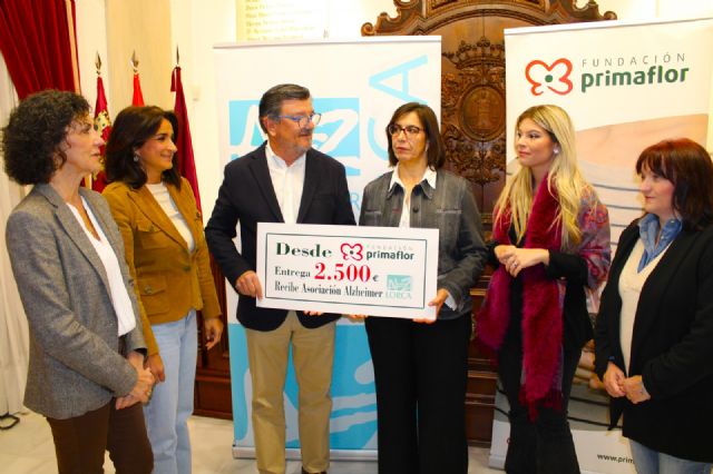 La Fundación Primaflor dona 2.500 euros a la Asociación Alzheimer Lorca para adquirir material que mejore la calidad de vida los usuarios - 2, Foto 2