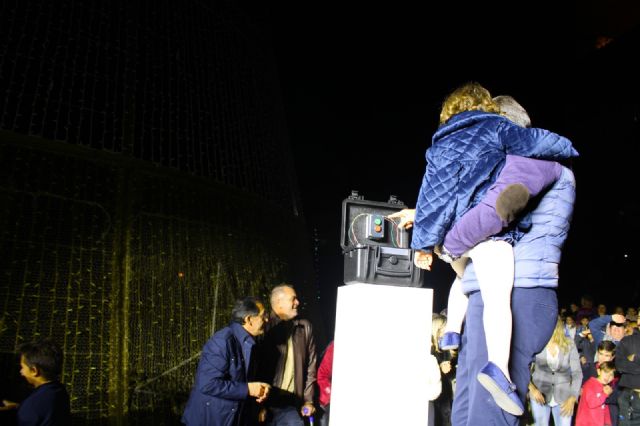 Unas 7.500 personas presencian en la Plaza de España y calles aledañas el encendido de la iluminación extraordinaria de Navidad - 2, Foto 2