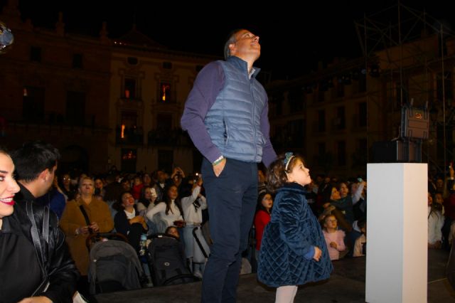 Unas 7.500 personas presencian en la Plaza de España y calles aledañas el encendido de la iluminación extraordinaria de Navidad - 5, Foto 5