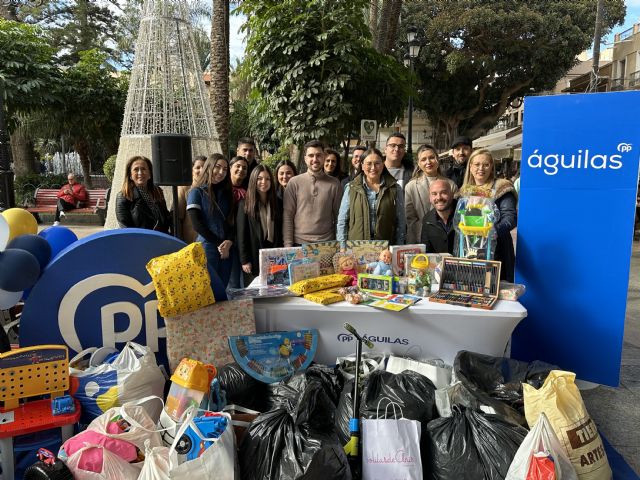 NNGG Águilas entrega a Cáritas centenares de juguetes y ropa de abrigo recogidos ayer en la campaña solidaria - 1, Foto 1